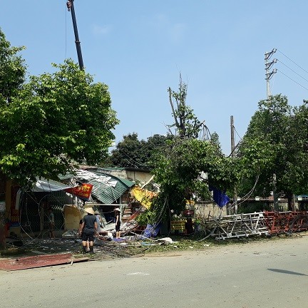 Hiện trường cột phát sóng bị đổ tại thị trấn Thường Xuân. Ảnh: Hoàng Lam