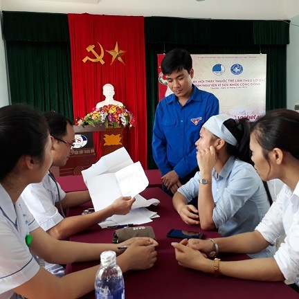 Hội LHTN Thanh Hóa tổ chức khám bệnh miễn phí cho công nhân.