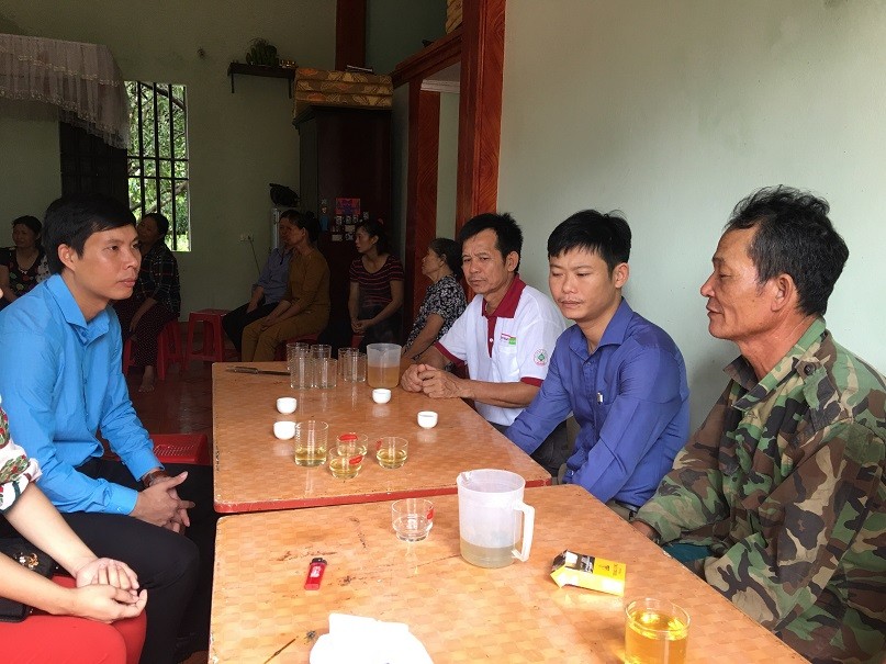 Anh Nguyễn Hữu Tuất - Phó Bí thư tỉnh đoàn Thanh Hóa thăm, động viên các gia đình nạn nhân