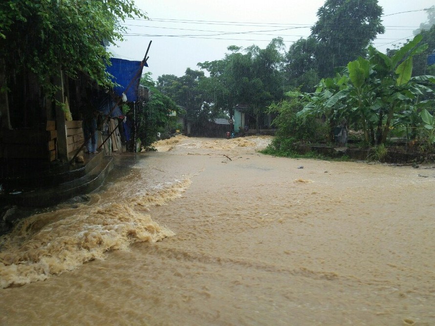 Nước tràn ngập nhiều nơi tại xã Trung Hạ, huyện Quan Sơn