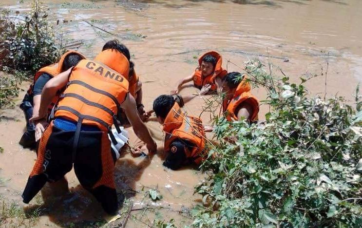 Cảnh sát PCCC và tìm kiếm cứu hộ cứu nạn tỉnh Thanh Hóa nỗ lực giải cứu người dân trong nước lũ.