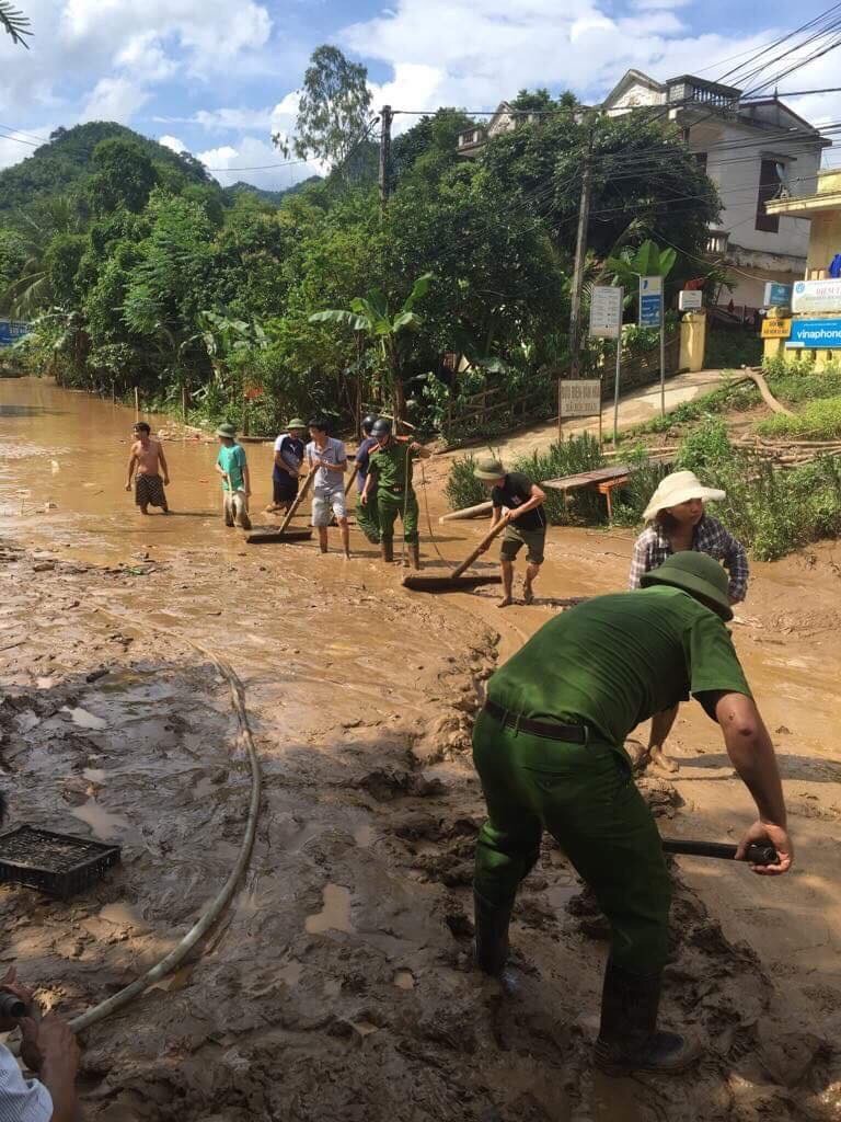 Công an giúp dân khắc phục sau lũ