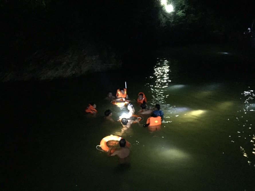 Trắng đêm tìm kiếm 2 nạn nhân đuối nước