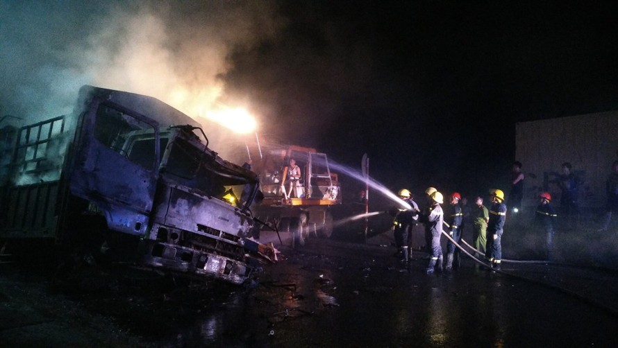 Xe tải va chạm bốc cháy dữ dội lúc rạng sáng, 2 người thiệt mạng