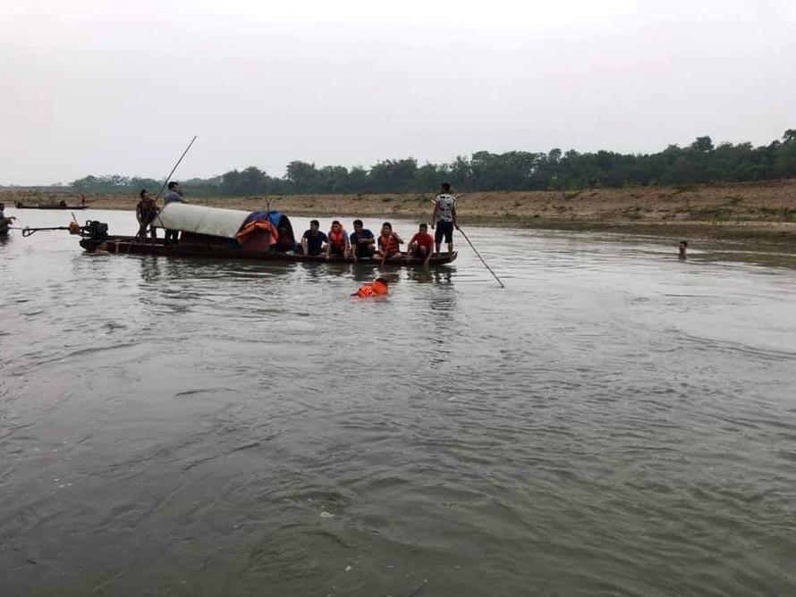 Bốn học sinh lớp 7 chết đuối thương tâm trên sông Mã