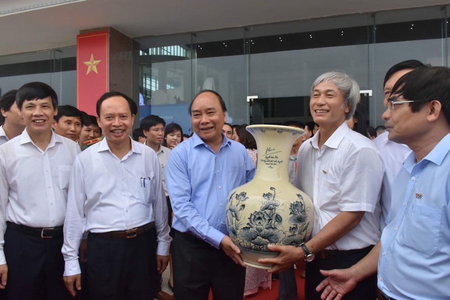 Thủ tướng Nguyễn Xuân Phúc thăm triển lãm 'Thanh Hoá xưa và nay'