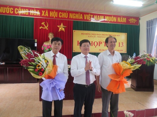 Tân Phó Chủ tịch UBND thành phố Sầm Sơn Bùi Quốc Đạt (bên trái).