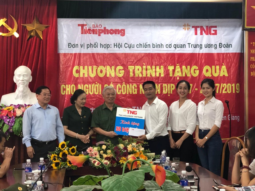 Tập đoàn TNG Holdings Việt Nam trao tặng quà cho cựu Thanh niên xung phong