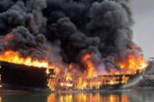 Tàu cá tiền tỷ bốc cháy đùng đùng trên bến Quảng Nham