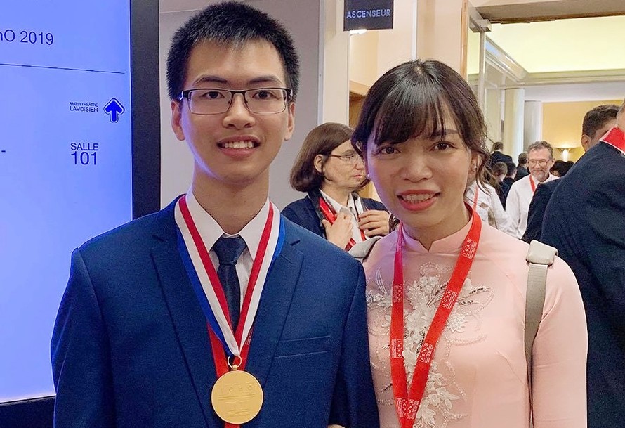 Em Nguyễn Văn Chí Nguyên cùng cô giáo dạy môn Hóa học Mai Châu Phương tại Lễ trao giải kỳ thi Olympic Hóa học 2019. (Ảnh do nhà trường cung cấp).