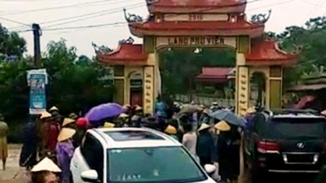 Người dân tập trung vây bắt nhóm người phá cổng làng
