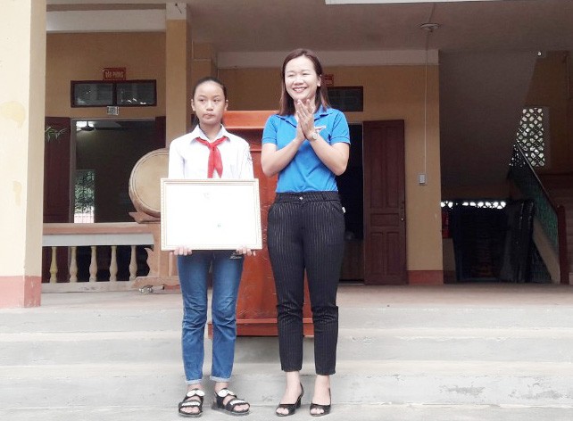 Khen thưởng cho học sinh Hoàng Lê Diệu Linh