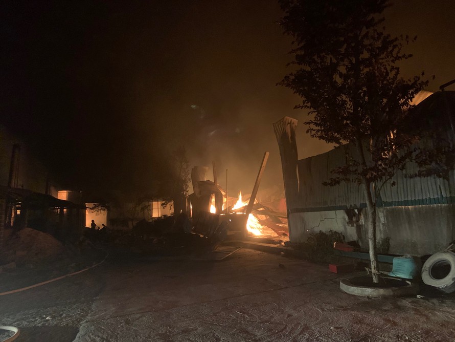 Cháy xưởng đũa ở Thanh Hóa lúc nửa đêm
