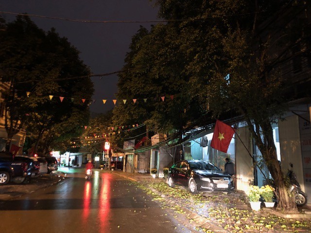 Mưa lớn, lá rụng ngập đường tại TP Thanh Hoá