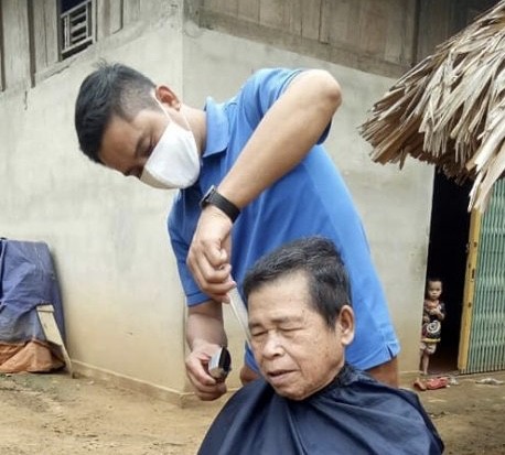 Về tận bản cắt tóc miễn phí cho người dân có hoàn cảnh khó khăn