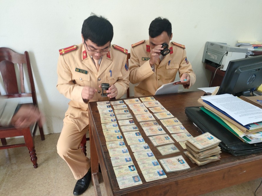 Lực lượng CSGT huyện Quan Sơn kiểm tra giấy phép lái xe giả