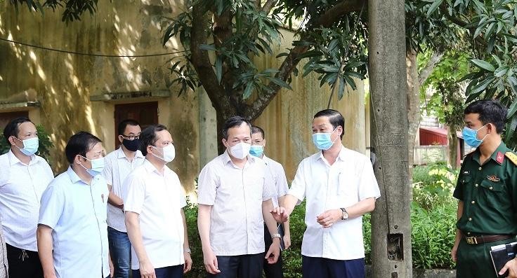 Chủ tịch UBND tỉnh Thanh Hoá Đỗ Minh Tuấn (thứ 2 từ phải qua) chỉ đạo công tác phòng chống dịch COVID-19.