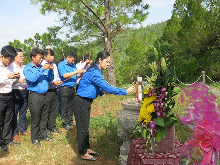 Đoàn công tác TƯ Đoàn kính cẩn thắp hương, viếng mộ Đại tướng Võ Nguyên Giáp