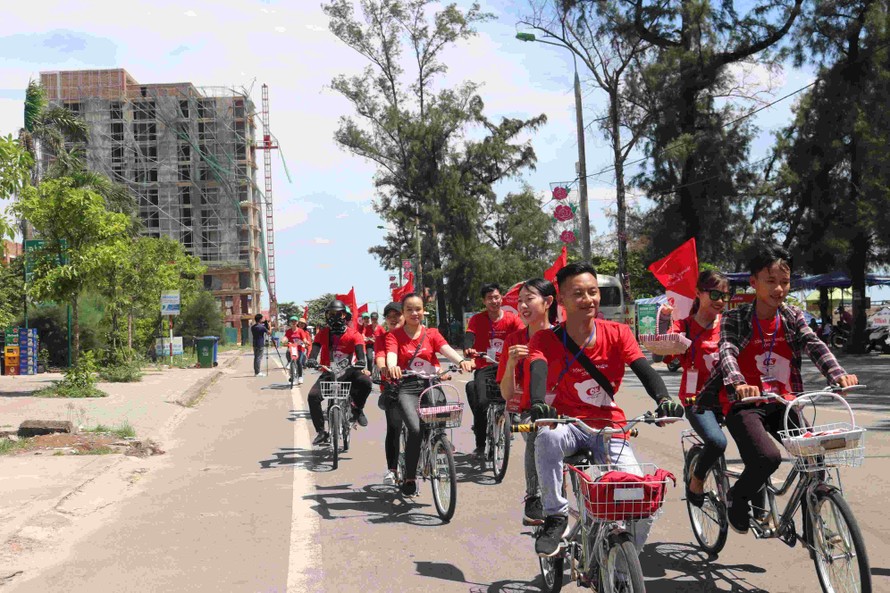 Các bạn trẻ tham gia đạp xe tuần hành với khẩu hiệu “Sống trách nhiệm - Sống Ok".