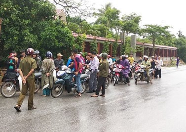 Lực lượng chức năng bắt giữ đối tượng người Lào.