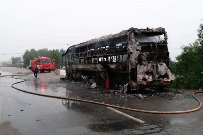 Xe giường nằm cháy trơ khung, hàng chục hàng khách thoát nạn trong gang tấc