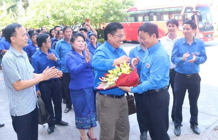 Đại biểu Trung ương Đoàn đón đoàn thanh niên Lào tại Quảng Bình