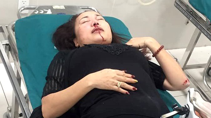 Bà Mai Thị Hồng Thức bị truy sát phải nhập viện.