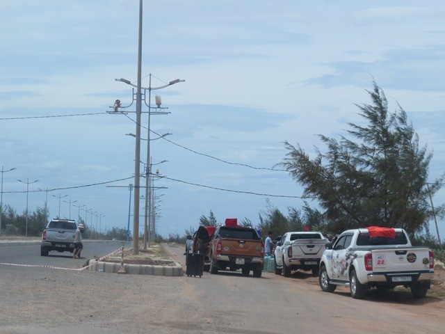 Nhiều người chặn đường để tổ chức đua xe trái phép trên tuyến đường Võ Nguyên Giáp.