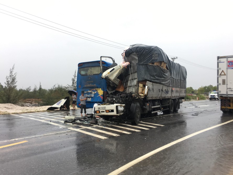 Xe khách đối đầu xe tải ở Quảng Bình, hành khách kêu cứu trong mưa