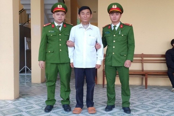 Đối tượng làm giả giấy tờ, con dấu bị cơ quan Công an thị xã Ba Đồn Quảng Bình bắt giữ.