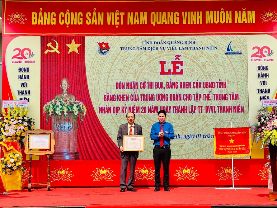 Thừa uỷ quyền của Trung ương Đoàn, tỉnh Đoàn Quảng Bình đã trao tặng Bằng khen cho tập thể Trung tâm DVVL tỉnh Quảng Bình