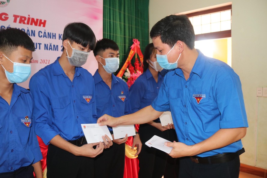 Tỉnh Đoàn Quảng Bình tặng quà cho các em học sinh có hoàn cảnh khó khăn tại Trường THPT Lệ Thủy.