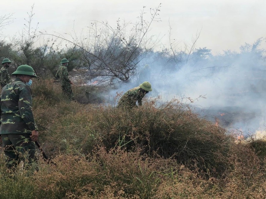 Lực lượng bộ đội biên phòng làm các đường băng cản lửa nhằm khống chế các điểm cháy tránh bị lan rộng.