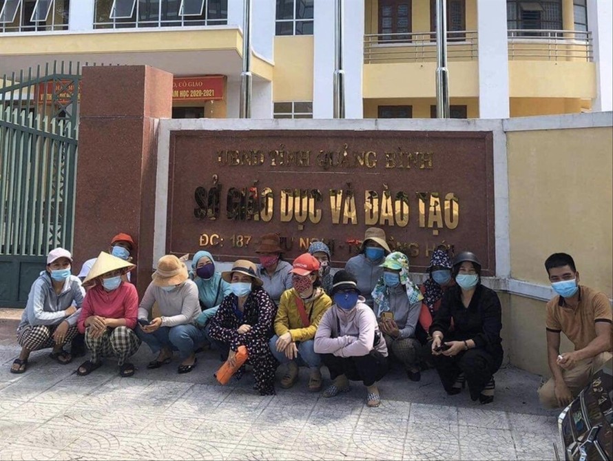 Nhiều phụ huynh học sinh ở Bố Trạch đến Sở GD&ĐT Quảng Bình kiến nghị về kỳ thi tuyển sinh lớp 10