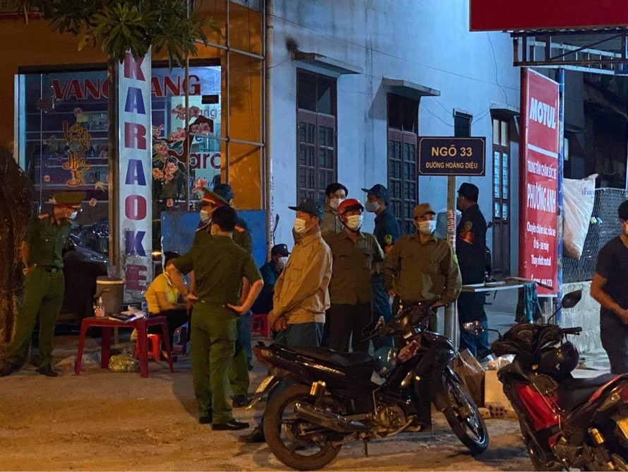 Lực lượng chức năng triển khai phong toả ngõ 33 đường Hoàng Diệu, Nam Lý, Tp. Đồng Hới.