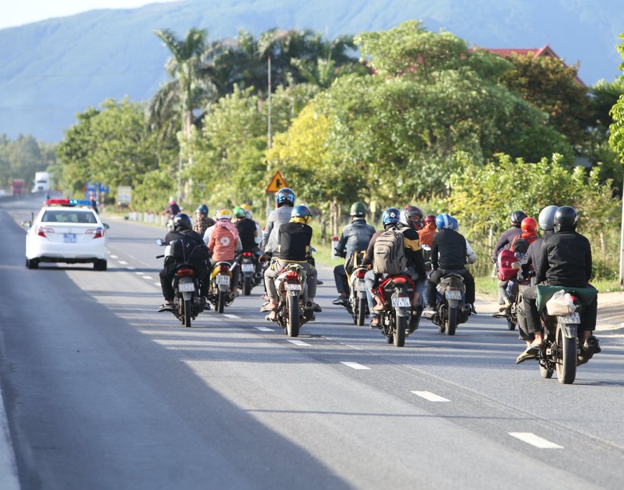 Lực lượng CSGT Công an tỉnh Quảng Bình dẫn đường đưa người dân lao động các tỉnh phía Nam trở về quê bằng xe máy khi đi qua địa phận tỉnh Quảng Bình.