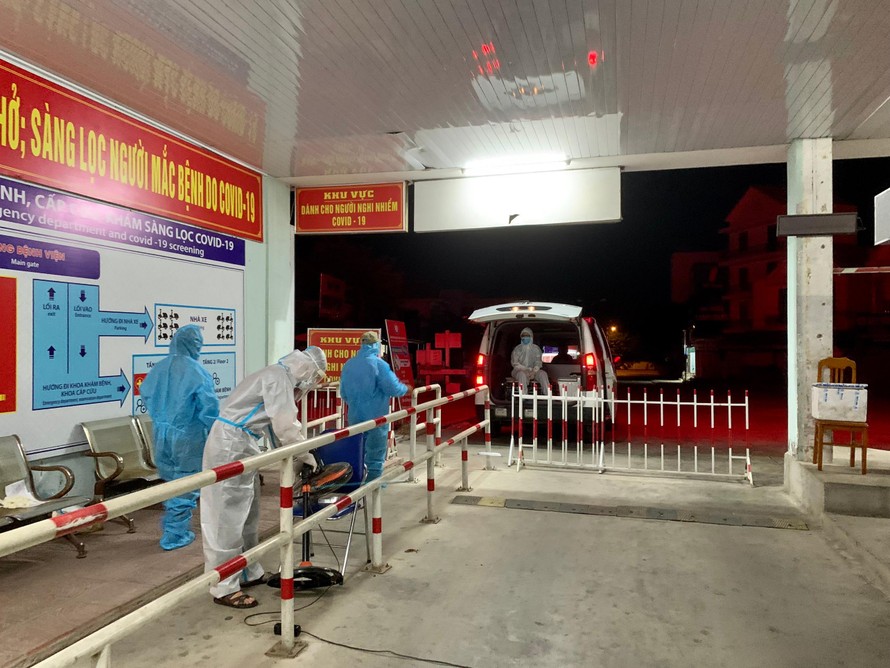 Phong toả khu vực khám sàng lọc tại BV Hữu nghị - Việt Nam - Cu Ba Đồng Hới phát hiện người dân dương tính SARS-Cov-2 khi test nhanh.