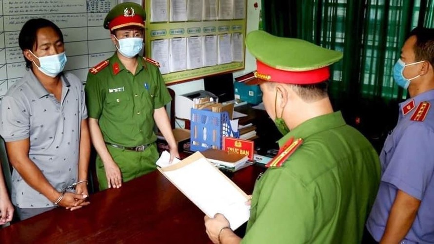 Cơ quan Công an đọc lệnh khởi tố bị can đối với Phan Sinh Thành, giám đốc Công ty trách nhiệm hữu hạn thương mại dịch vụ Thành Phát.