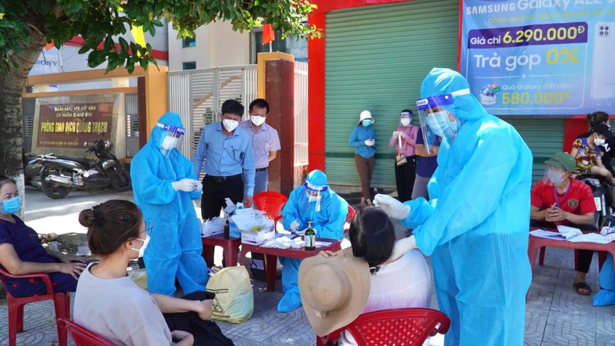 CDC Quảng Bình lấy mẫu xét nghiệm (ảnh minh họa).