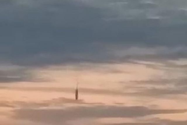 Xôn xao video UFO màu đen bí ẩn ‘chọc thủng’ bầu trời, lao thẳng xuống biển