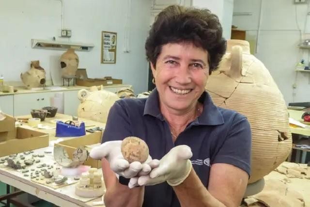 Nhà khảo cổ Alla Nagorsky cầm quả trứng gà 1.000 năm tuổi được tìm thấy ở Yavneh.