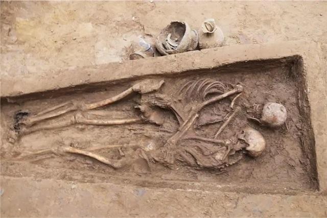 Hình ảnh 2 bộ xương ôm nhau trong cổ mộ được phát hiện ở thành phố Đại Đồng, Thiểm Tây, Trung Quốc.