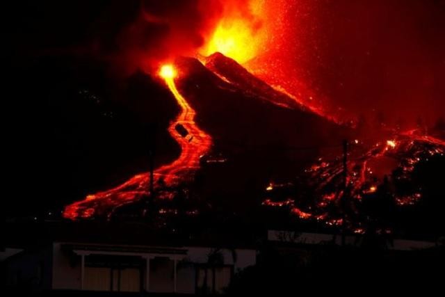 Núi lửa Cumbre Vieja phun trào dòng dung nham nóng bỏng xuống đảo La Palma của Tây Ban Nha. 