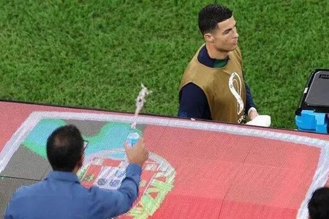 CĐV tạt nước vào người Ronaldo.