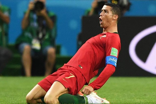 Ronaldo xác lập nhiều kỷ lục nhờ cú hat-trick trong trận gặp Tây Ban Nha.