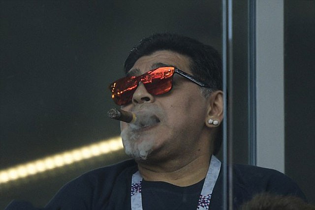 Maradona phì phèo trên khán đài khi xem trận đấu giữa Argentina và Iceland.