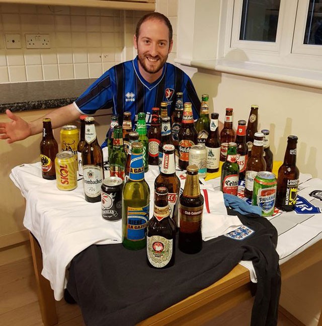Người đàn ông mất 4 năm sưu tập bia của 32 quốc gia World Cup 2018