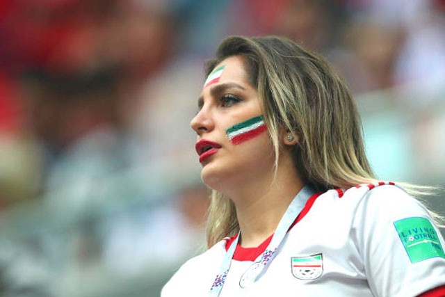 Say đắm với nhan sắc bóng hồng Iran trên khán đài World Cup