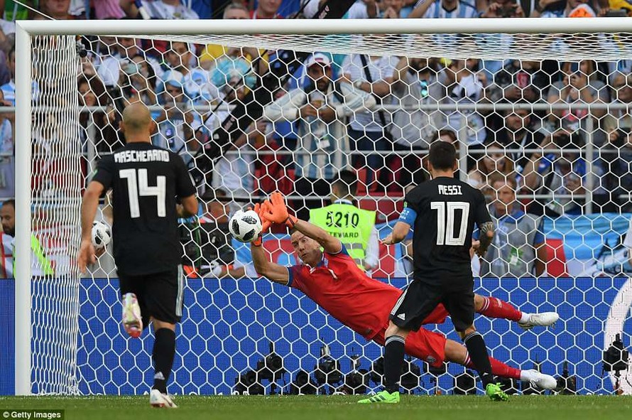 Chấm điểm Argentina 1-1 Iceland: Messi chịu thua ‘găng tay băng’