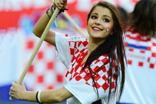 Kiều nữ Croatia 'đốn tim' trên khán đài World Cup